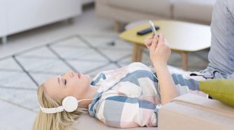 Como escolher músicas relaxantes para dormir? Aprenda!