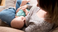 Conheça as vantagens de um travesseiro antirrefluxo para crianças e bebês