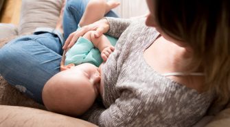 Conheça as vantagens de um travesseiro antirrefluxo para crianças e bebês