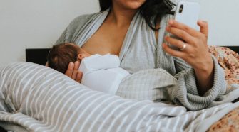 Mãe amamentando seu bebê com almofada para amamentação