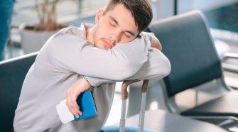 Homem dormindo em viagem no aeroporto